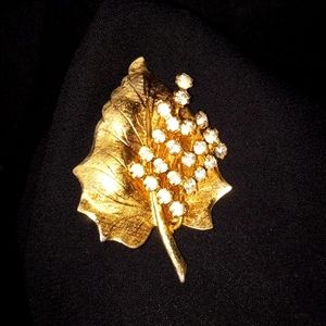 50's vintage Gorgeous Gold lightweight brooch with stones unmarked